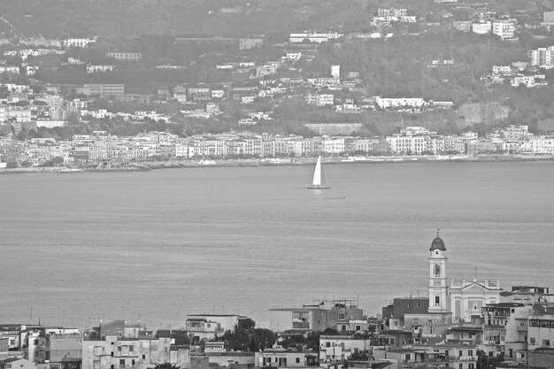 Foto paesaggio cittadino con barca a vela