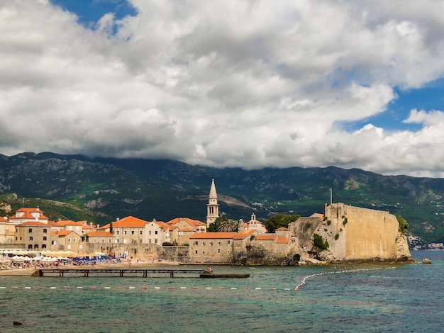 Foto paesaggio urbano con mare e montagne della città vecchia di budva in montenegro