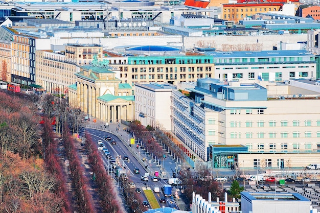 Городской пейзаж с улицей Унтер-ден-Линден и Бранденбургскими воротами в центре Берлина, Германия