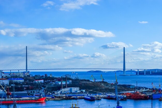 Городской пейзаж с видом на порт и Русский мост