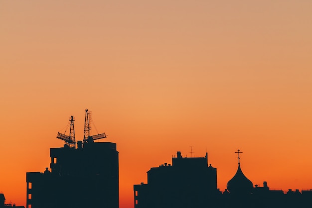 Photo cityscape with vivid fiery dawn.