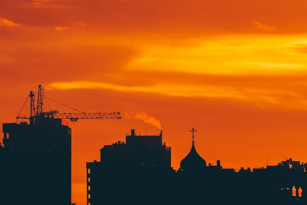 Paesaggio urbano con vivida alba ardente