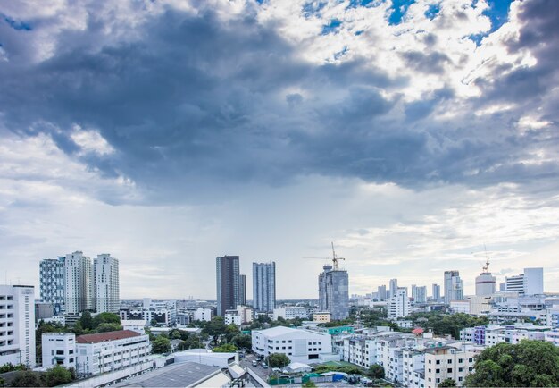 空の上にアジアの雨が降りる都市風景