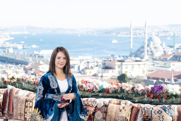 Photo 伝統的なトルコの女性と上から見たイスタンブールの街並み