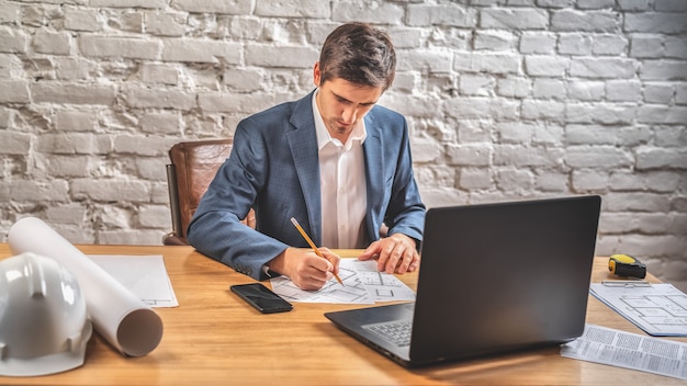 Civiel-ingenieur aan zijn bureau