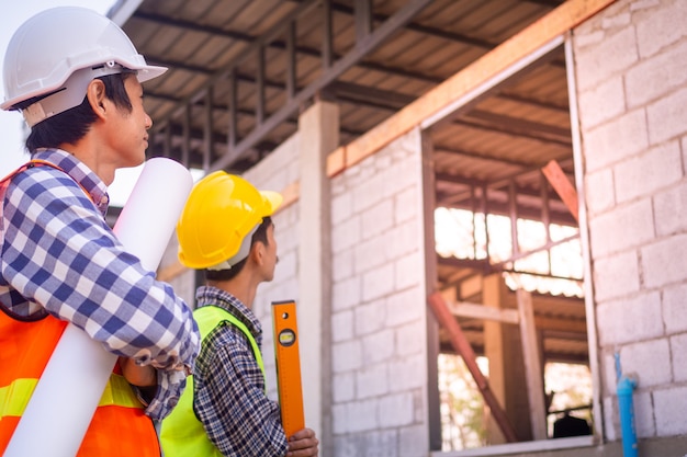 Civiel-ingenieurs die zich voor een bouw bevinden