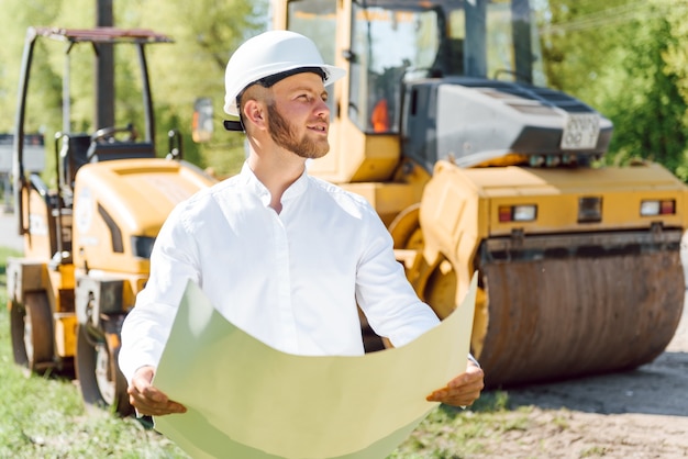 Civiele techniek, wegenbouw. Het concept van het bouwen van een nieuwe asfaltweg. Reparatie van wegen. Wegenwacht bij de ijsbaan.