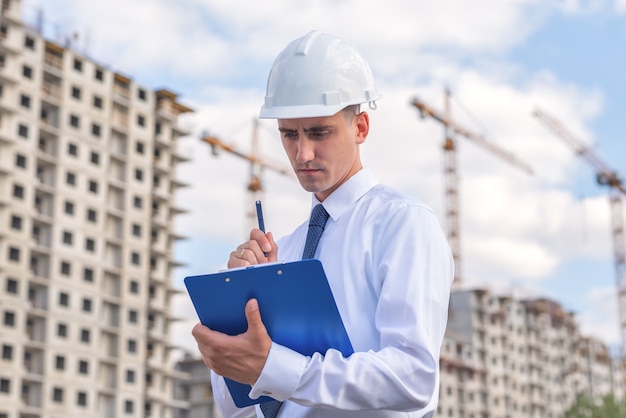 Photo civil engineer in a white helmet