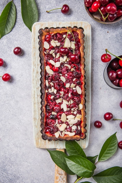 Clafouti kersentaart op zwarte steen