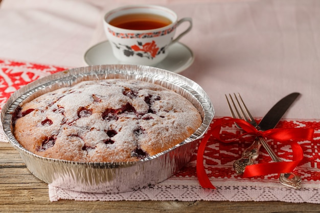 Clafoutis cherry pie op rustieke houten tafel