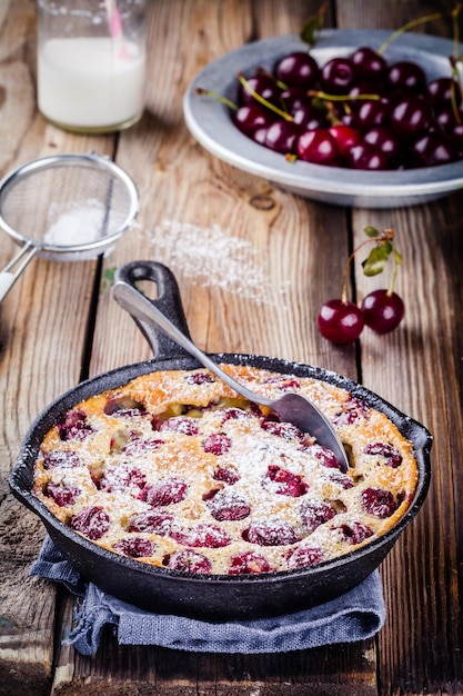 소박한 나무 배경에 Clafoutis 체리 파이