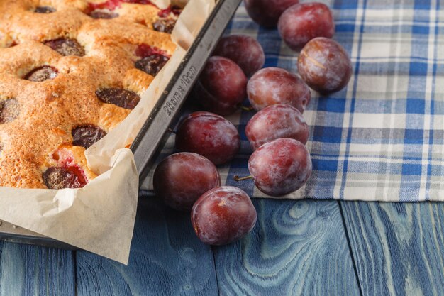 Clafoutis op houten tafel