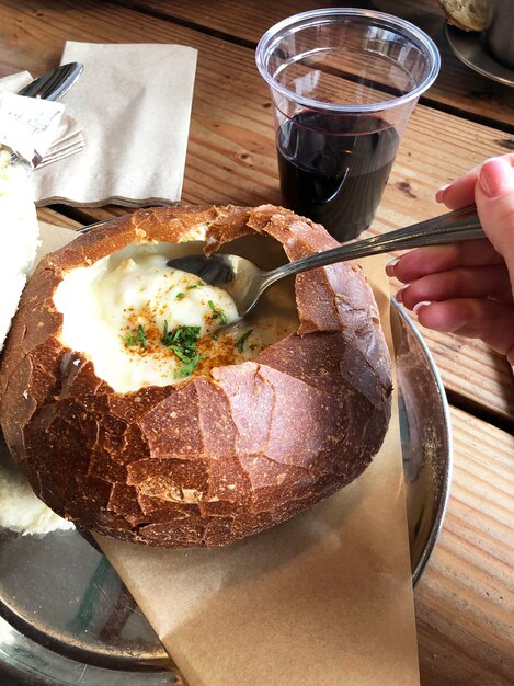 빵 그릇에 담긴 클램 차우더 홈메이드 크림 수프