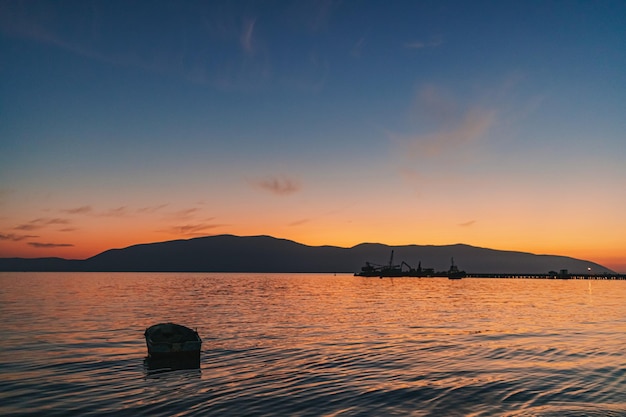 Vlore 도시 알바니아의 조개 일몰 바다