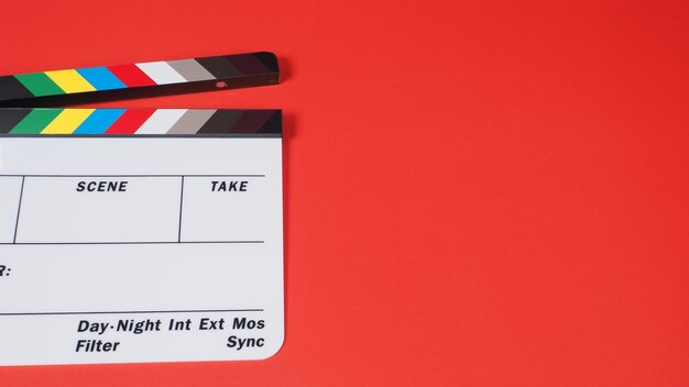 Clapperboard of filmleisteen op rode achtergrond gebruik in videoproductie en filmindustrie