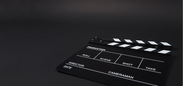 Clapperboard of klapbord of film leisteen gebruik in videoproductie, film, bioscoopindustrie op zwarte achtergrond.