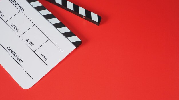 사진 빨간색 바탕에 클래퍼보드 또는 영화 슬레이트 비디오 제작과 영화 산업에서 사용