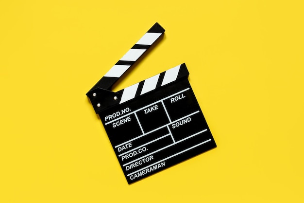 Clapperboard voor het opnemen van videobeelden krijgt een gele achtergrond