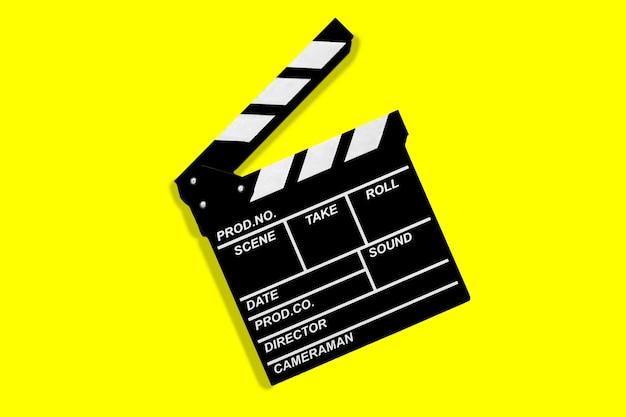 Foto clapperboard voor het opnemen van videobeelden krijgt een gele achtergrond