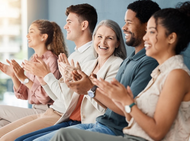 Foto applauso incontro di lavoro e ritratto di donna per la celebrazione vincente e applausi sì o successo e grazie felice applauso pubblico e gruppo di donne uomini o successo di squadra o congratulazioni