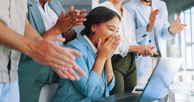 Foto computer portatile che applaude e donna vincitrice in ufficio successo congratulazioni e celebrazione del target di vendita dell'azienda obiettivi raggiunti e applausi lavoratore dipendente o promozione persona notizie o opportunità