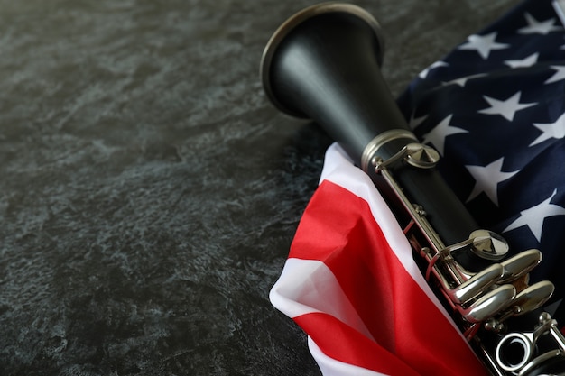 Кларнет и американский флаг на черном дымчатом фоне