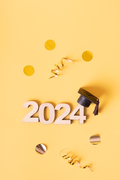 Class of 2024 concept Houten nummer 2024 met afgestudeerde dop en confetti