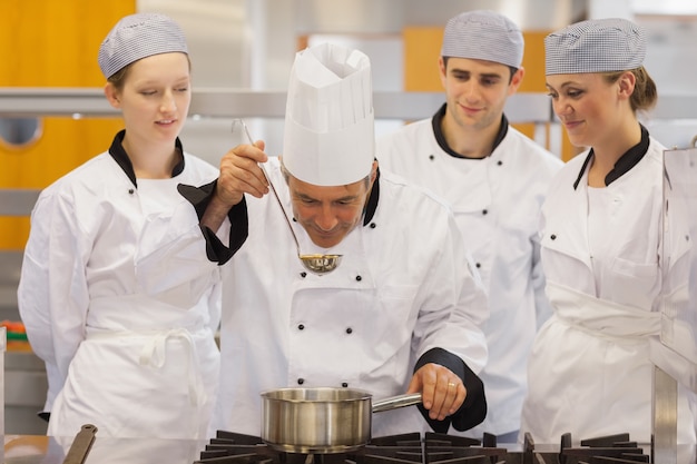 Foto l'insegnante che guarda la classe assaggia la zuppa