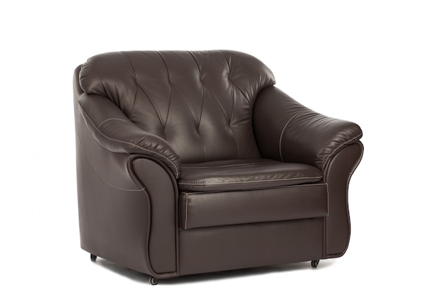Классическое коричневое кожаное кресло изолированное