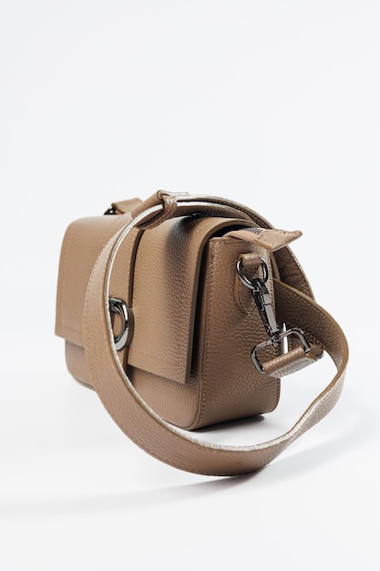 Классическая коричневая кожаная женская сумка на белом фоне Женский аксессуар Женская сумочка