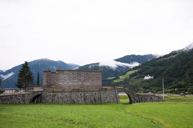 TrentinoAlto Adige Italy의 Val Venosta에 있는 Malles Vinschgau의 Mals Vinschgau에 있는 haidepark burgeis 근처에 있는 기독교의 고전적인 건물