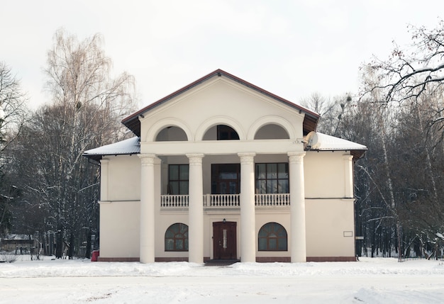 Классическое здание в зимнем парке, городская провинциальная архитектура