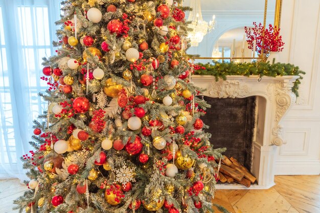 Классический новогодний интерьер комнаты новогодняя елка с красными и золотыми украшениями современный белый c ...