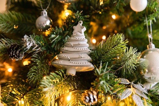 Фото Классическая новогодняя елка в классическом стиле с белыми и серебряными украшениями ...