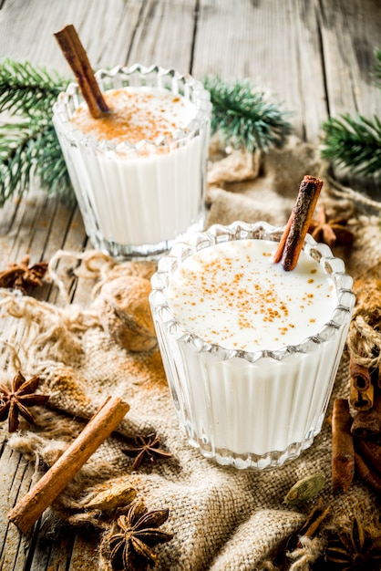 Классический рождественский напиток Eggnog