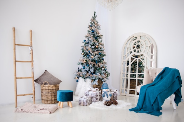 Классический рождественский новогодний декор интерьера комнаты новогодняя елка
