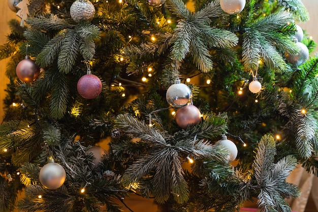 Классическое рождественское новогоднее украшение Новогодняя елка с серебристо-бело-розовым орнаментом, украшениями, игрушками, шарами и расфокусированными гирляндами Современный классический праздничный дизайн Сочельник дома