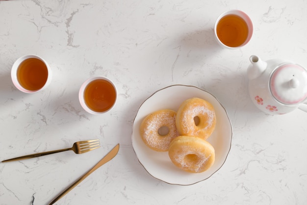 クラシックドーナツ。自宅のリビングルームのテーブルでお茶と朝の朝食。