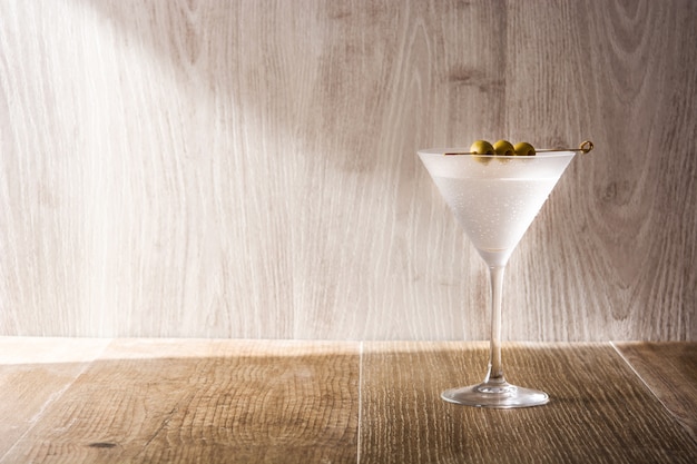 Photo classic dry martini with olives