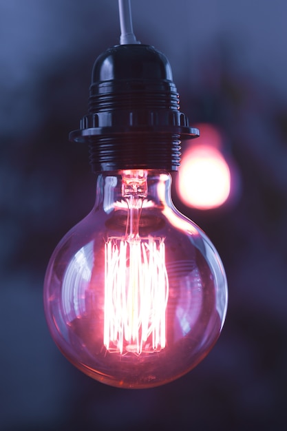 Классическая лампочка Эдисона на темном фоне с местом для текста