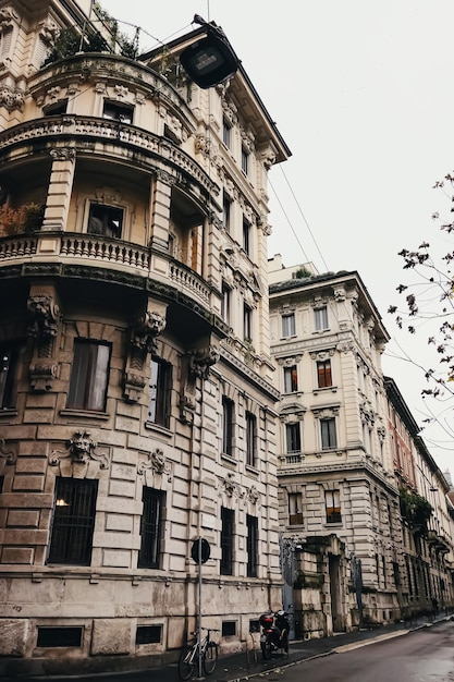 Фото Классическая европейская архитектура и исторические здания на центральных улицах милана в ломбардии в северной италии