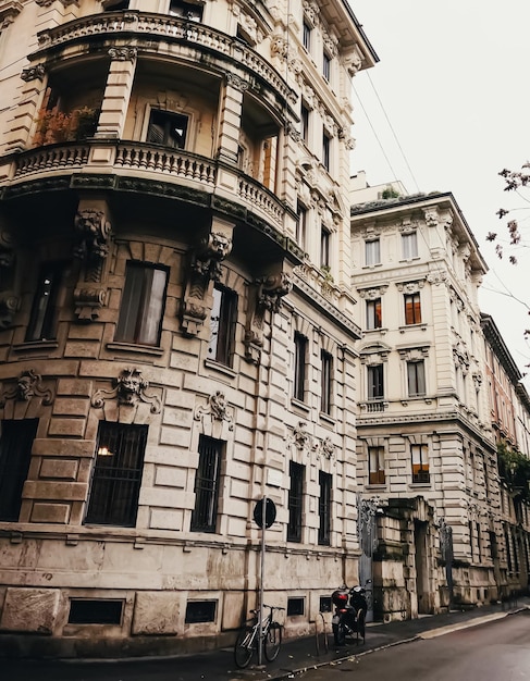 Фото Классическая европейская архитектура и исторические здания на центральных улицах милана в ломбардии в северной италии