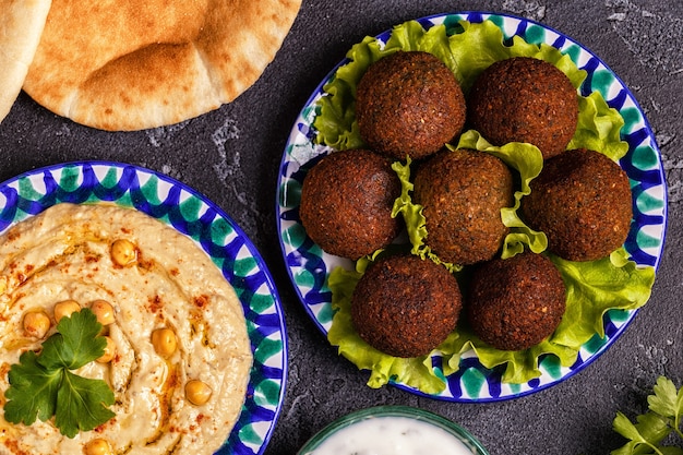 Falafel e hummus classici nei piatti