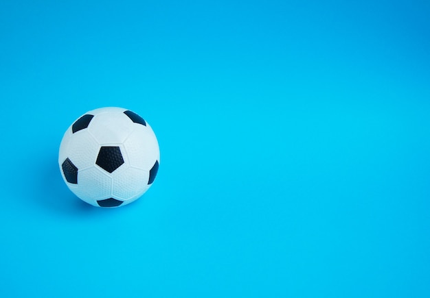 Pallone da calcio classico su sfondo blu