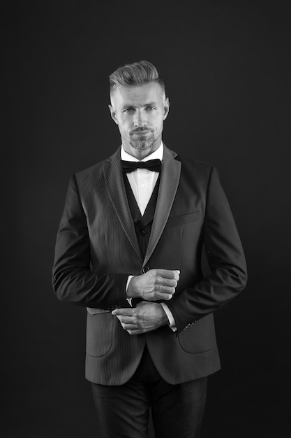 古典的な魅力とエレガンス ビジネスマンの暗い背景 ビジネスマンは上品なスーツを着る 正装のハンサムなビジネスマン フォーマルなファッションとスタイル プロのビジネスマン ビジネス ドレス コード