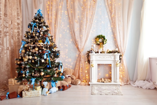 古典的な緑の木はクリスマスのおもちゃや暖炉を飾った