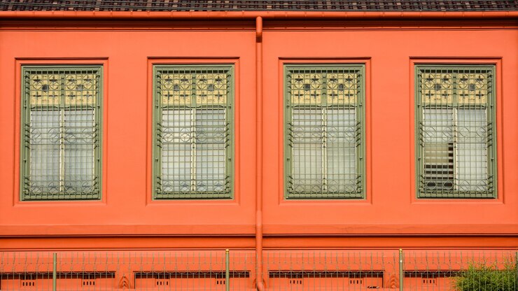 Photo classic green wood window at the orange concrete building