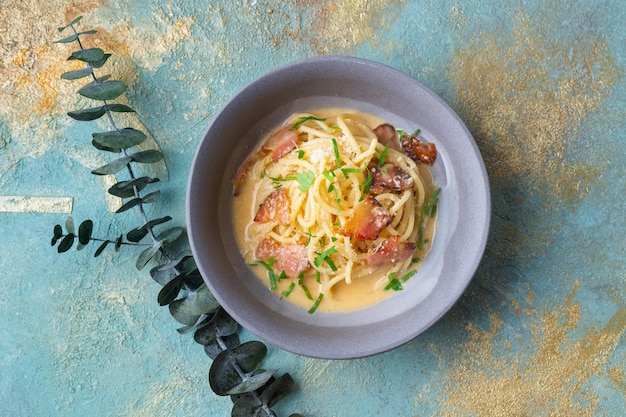 Classica pasta fatta in casa alla carbonara con pancetta all'uovo parmigiano e salsa di panna cucina italiana...