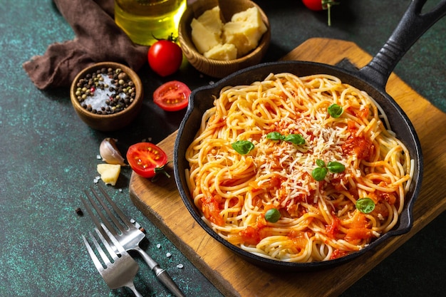 토마토 소스 치즈 파마산과 바질 복사 공간을 곁들인 클래식 홈메이드 이탈리아 스파게티 파스타