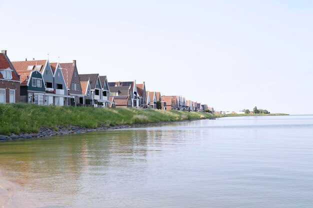 写真 北海沿岸に並ぶクラシックな住宅 ヴォレンダム オランダの海辺